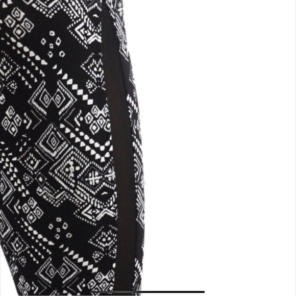 Shosho black and white midrise soft capri leggings with sheer mesh son side 2X - Picture 5 of 12